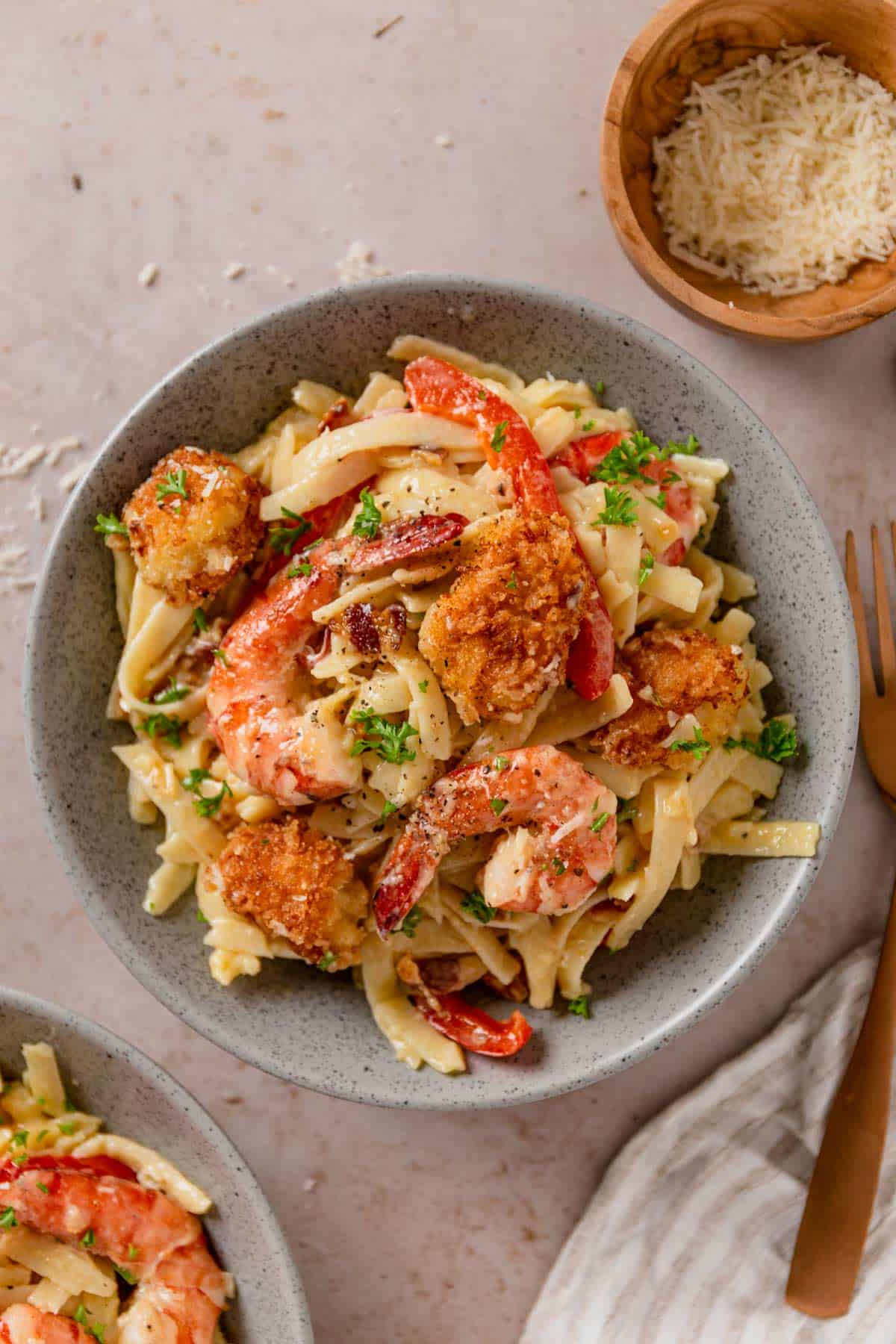 chicken carbonara with bell peppers, shrimp and past