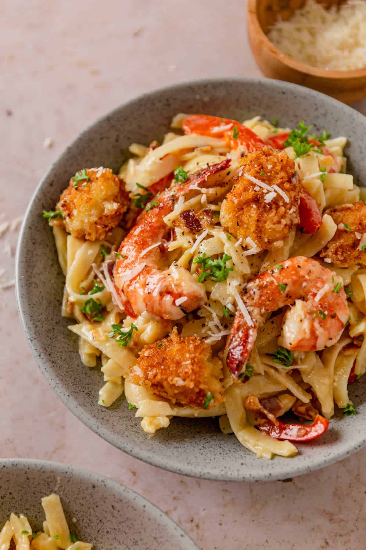 chicken carbonara with bell peppers, shrimp and past