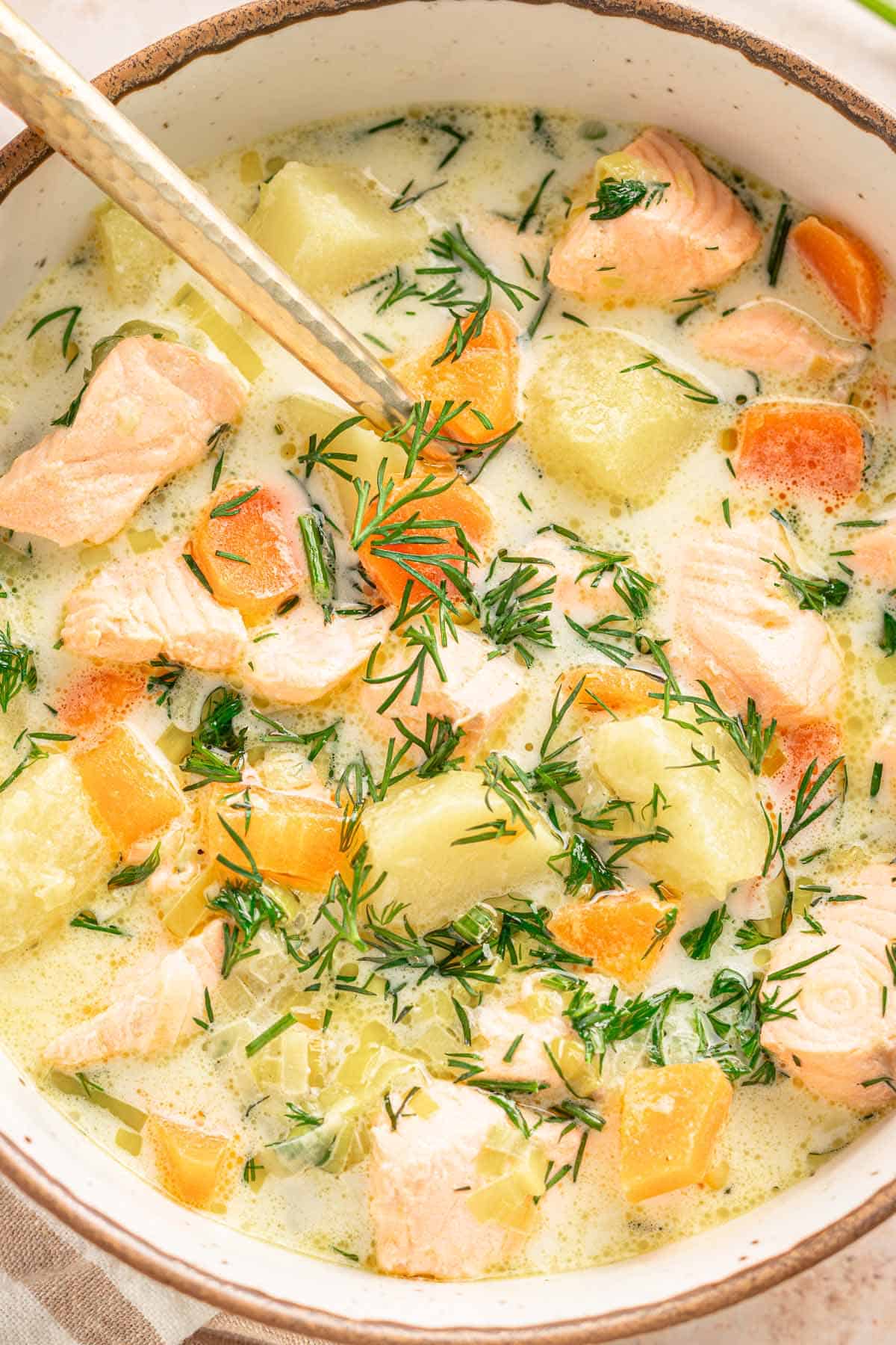 Bowl of creamy Finnish salmon soup with salmon, potatoes, and fresh dill.