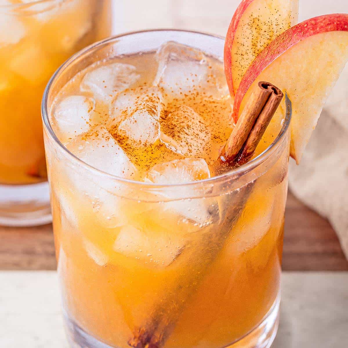 A Cozy Apple Cider Ginger Mocktail You'll Make All Fall